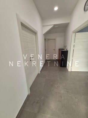 Poslovni prostor: Zagreb (Odra), 240 m2 (iznajmljivanje)