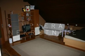 Kuća Donja Stubica 301 m2 + gospodarska zgrada 177 m2 + okućnica 548 m2