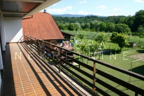 Kuća Donja Stubica 301 m2 + gospodarska zgrada 177 m2 + okućnica 548 m2